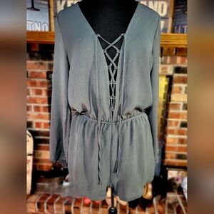 ❤️‍🔥🫒NWOT Forever 21 Lace-Up Deep V-Neck Long Sleeve Romper, size Med/Lg